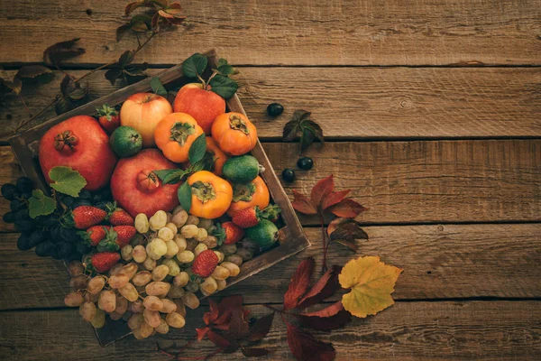复古木托盘与秋天水果在质朴的复古桌面视图 舒适的生活方式 新鲜有机水果 食物背景 健康食品 — 图库照片