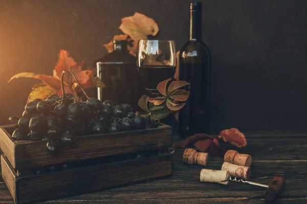Rode Wijn Druiven Achtergrond Wijn Druiven Vintage Setting Met Kurken — Stockfoto