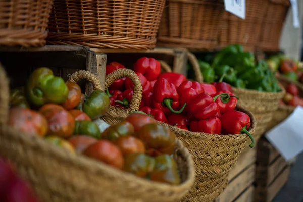 Organikus Zöldség Stand Termelői Piacon Friss Zöldségeket Árul Kertből Életmód — Stock Fotó