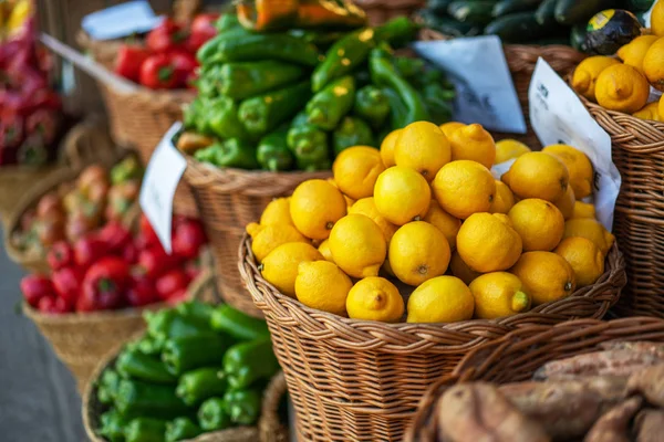 Banco Verdure Biologiche Mercato Contadino Vendita Frutta Verdura Fresca Dall — Foto Stock