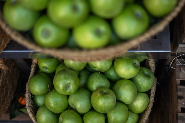 有機果物は農家の市場に立ち 庭から新鮮な果物を販売しています バスケットに有機リンゴを熟す バイオ 健康食品 ベジタリアンフード — ストック写真