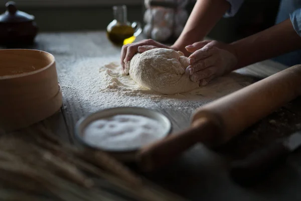 Concepto Hornear Mujer Trabajadora Prepara Pastelería Por Mismo Amasa Masa —  Fotos de Stock