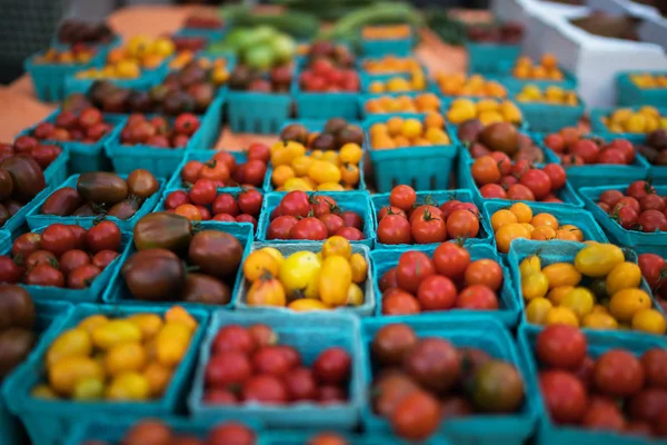 Košíky Organických Červených Rajčat Pultě Čerstvé Organické Produkty Trhu Místními — Stock fotografie