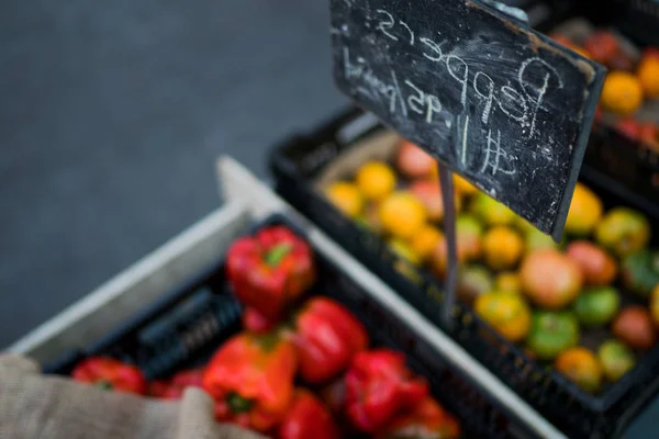 Pultu Jsou Koše Organické Zeleniny Čerstvé Organické Produkty Trhu Místními — Stock fotografie