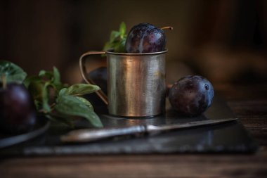 Bahçe erikleri taş tabakta. Taze organik meyveler. Yemek arkaplanı. Sağlıklı yiyecekler. Tonlanmış görüntü. Metnin için boşluk kopyala.
