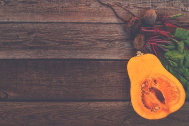 Rustik ahşap arka plan üzerinde taze organik sebzeler. Sağlıklı doğal gıda. Pancar ve balkabağı. Pişirme malzemeleri. Sonbahar mevsimi yeme. Kırsal natürmort. Üst te. Kopya alanı. Tonlu görüntü.