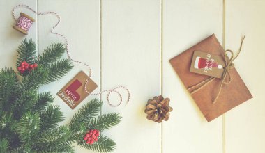 Kırsal arka plan manzaralı el yapımı Noel hediyesi. Mutlu Noeller tebrik kartı. Kış Xmas bayramı teması. - Mutlu yıllar. Düz yat, boşluğu kopyala.