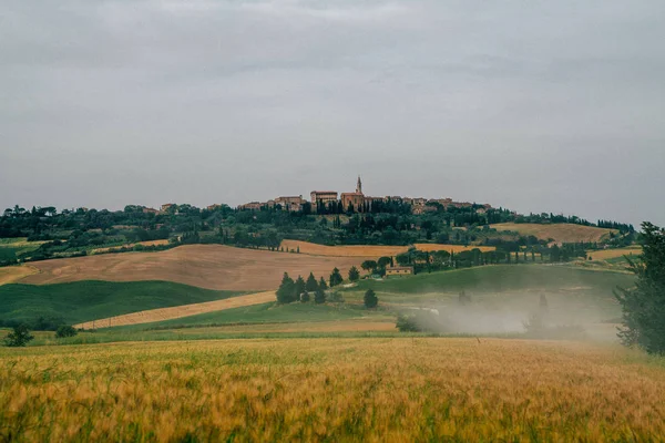이탈리아 토스카나의 아름다운 풍경입니다 언덕과 녹색과 노란색 필드와 아름다운 이미지 — 스톡 사진