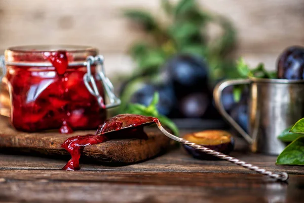 Ciruelas Orgánicas Frescas Plato Mermelada Frasco Vidrio Sobre Fondo Rústico — Foto de Stock