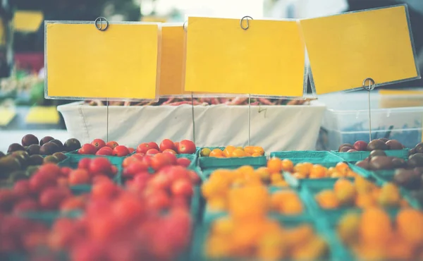 농부의 시장에서 카운터에 유기농 토마토의 파인트 바구니 유기농 농산물 바이오 — 스톡 사진
