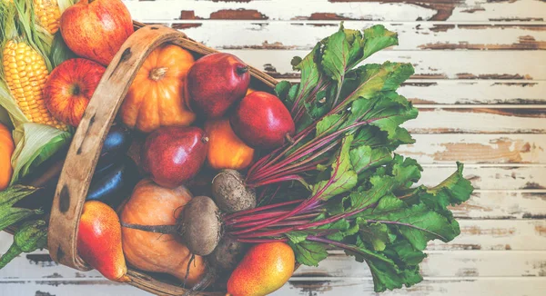 Овощи Фрукты Белом Деревенском Деревянном Столе Здоровую Вегетарианскую Еду Свежие — стоковое фото
