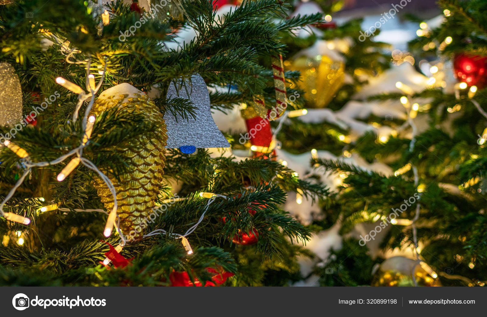 クリスマスツリーの閉鎖 クリスマスと新年の休日の背景 ライト 通りの装飾 クリスマスイルミネーション テキストのスペースをコピー ストック写真 C Eskstock Gmail Com