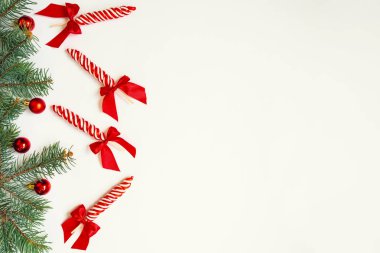 Noel Sınırı köknar dallarından, kırmızı şekerlerden oluşur. Noel duvar kâğıdı. Düz konum, üst görünüm, kopyalama alanı.