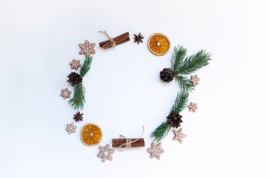 Noel kompozisyonu. Hafif arka planda Noel çelengi. Düz konum, üst görünüm, kopyalama alanı. Doğal kış şeylerinden yapılmış Noel yuvarlak çerçevesi. Düz yatıyordu.