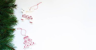 Noel ve yeni yıl tasarımı ladin, klasik ahşap beyaz süsleme ve pastel gri arkaplanlı zarf. Noel tebrik kartı. Metnin için en üst görünüm alanı.