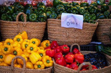 Organik sebze çeşitliliği ile Pazar durak. Şehirde yaz çiftçi pazarında yerel ürünler.