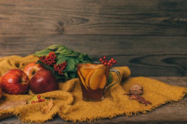 Bir fincan sonbahar çayı ve sarı kuru yapraklar. Sonbahar soğuk yağmurlu günler için sıcak içecek. Sonbahar moduna geç.