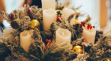 Noel arkaplanı, şenlikli köknar dalları ve mumlarla süslenmiş. Fotokopi alanı olan bir Noel. Klasik tonlu efekt.