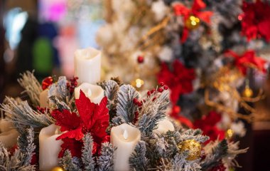 Noel arkaplanı, şenlikli köknar dalları ve mumlarla süslenmiş. Fotokopi alanı olan bir Noel. Klasik tonlu efekt.