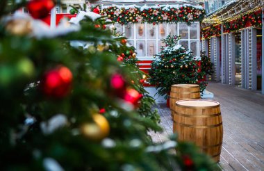 Avrupa şehir caddesinde renkli Noel süslemeleri. Kış tatillerinde sokak dekorasyonu. Açık havada süslemeleri olan Noel ağacı. Tatil kavramı.