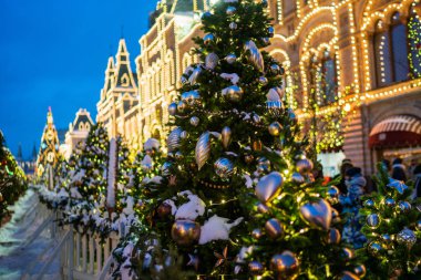 Bulanık arka planda dekore edilmiş Noel ağacı. Şenlikli sokak ışıkları.