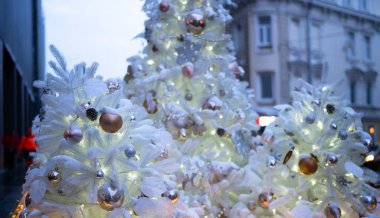 Mükemmel bir Noel havası için muhteşem renkli bir Noel ağacı. Noel ve Yeni Yıl tatilleri.