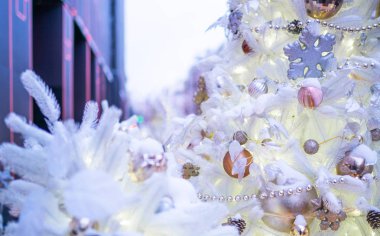 Noel süsleri dışarıda. Noel ışıkları.