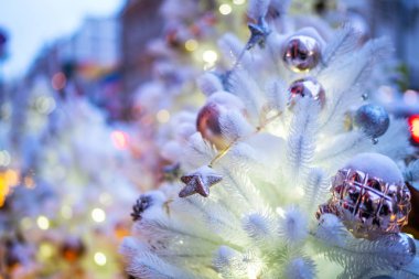 Noel süsleri dışarıda. Noel ışıkları.