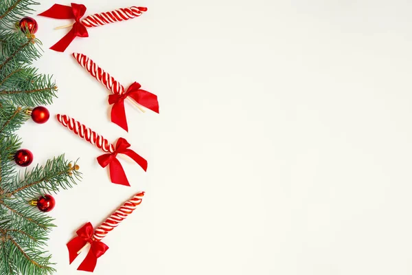 モミの枝 赤いキャンディーで作られたクリスマスボーダー クリスマスの壁紙フラットレイアウト トップビュー コピースペース — ストック写真