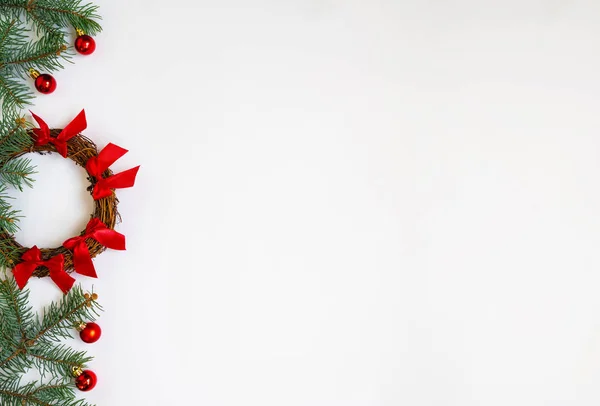 Δημιουργική Διάταξη Από Κλαδιά Χριστουγεννιάτικου Δέντρου Στεφάνι Και Κόκκινα Στολίδια — Φωτογραφία Αρχείου