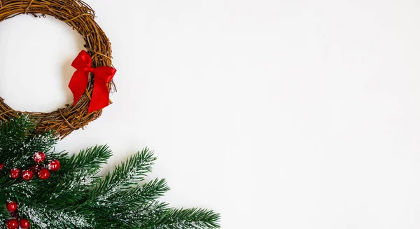 Περίγραμμα Κλαδιά Ελάτης Κόκκινα Μούρα Κουκουνάρια Και Άλλα Στολίδια Χριστούγεννα — Φωτογραφία Αρχείου