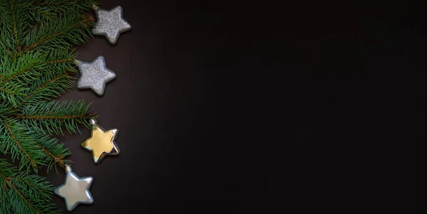 Composición Moderna Navideña Ramas Frescas Abeto Brillantes Estrellas Plata Sobre — Foto de Stock