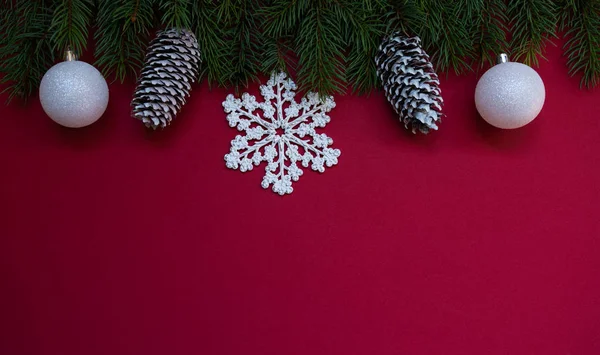 Composición Navideña Ramas Frescas Abeto Decoraciones Sobre Fondo Rojo Navidad — Foto de Stock