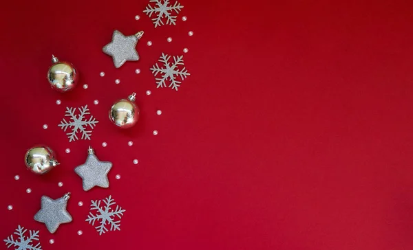 Julen Stilla Silver Dekorativa Juldekorationer Röd Bakgrund Jul Vinter Nyårskoncept — Stockfoto