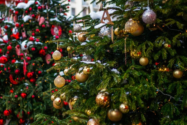 Árbol Navidad Decorado Sobre Fondo Borroso Naturaleza Concepto Año Nuevo —  Fotos de Stock