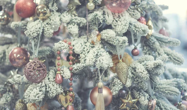 背景がぼやけてクリスマスツリーを飾る お祭り騒ぎだクリスマスと新年の休日の背景とともにコピースペースあなたのテキスト — ストック写真