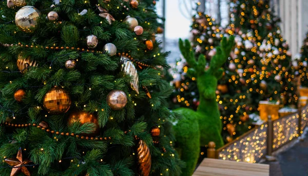 ヨーロッパの街の通りでスタイリッシュなカラフルなクリスマスの装飾 冬の休日のお祭りの通りの装飾 屋外で装飾が施されたクリスマスツリー 豪華な装飾が施されたガーランドライト休日のコンセプト — ストック写真