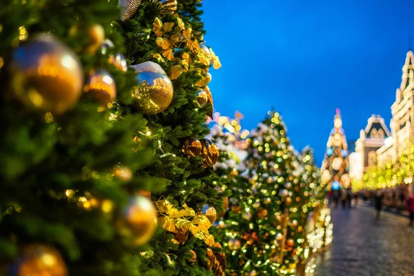 Díszített Karácsonyfa Homályos Háttérrel Ünnepi Utcai Lámpák — Stock Fotó