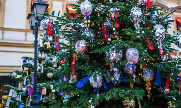 Árvore Natal Livre Decorada Com Belo Arranjo Festivo Abeto Fresco — Fotografia de Stock