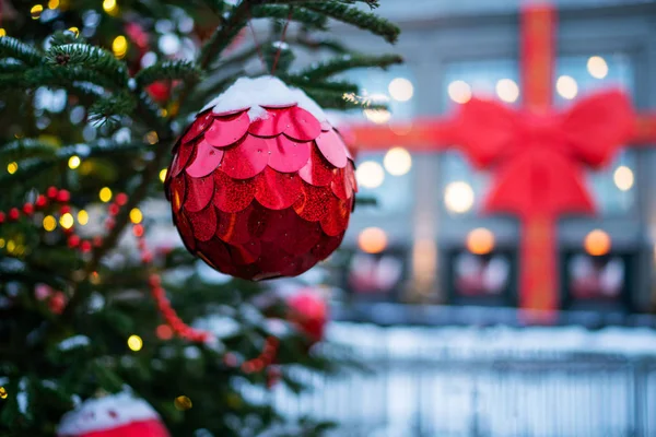 Primer Plano Bolas Rojas Colgando Árbol Navidad Decorado Efecto Filtro —  Fotos de Stock