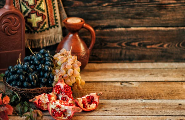 Roter Saftiger Granatapfel Und Trauben Auf Dunklem Hintergrund Reifer Granatapfel — Stockfoto