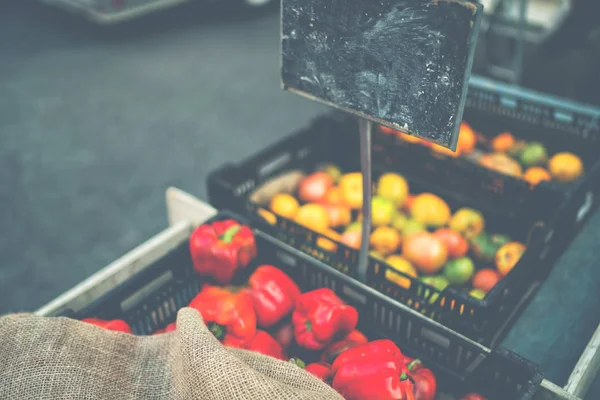 Коробка Органическими Овощами Стойке Свежие Органические Продукты Продаже Местном Фермерском — стоковое фото