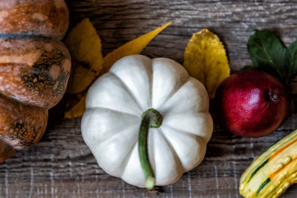 Herbst Hintergrund Mit Herbstblättern Und Kürbissen Herbsternte Auf Gealtertem Holz — Stockfoto