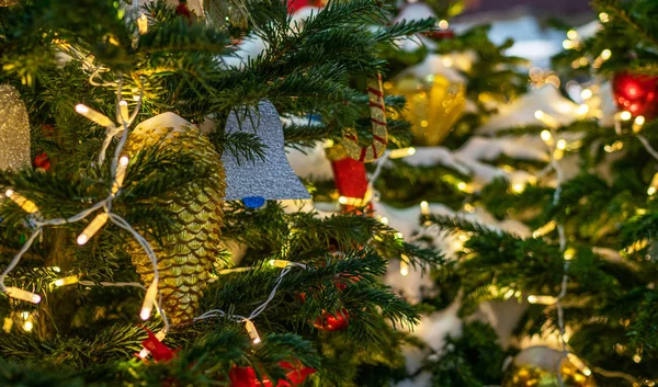 Närbild Julgran Jul Och Nyår Semester Bakgrund Ljus Dekorationer Gatan — Stockfoto