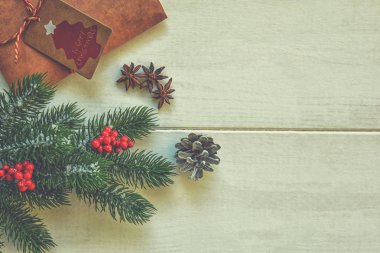 Kırsal arka plan manzaralı el yapımı Noel hediyesi. Mutlu Noeller tebrik kartı. Kış Xmas bayramı teması. - Mutlu yıllar. Düz yat, boşluğu kopyala.