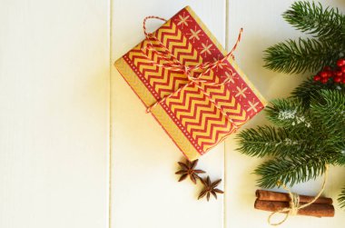 Kırsal arka plan manzaralı el yapımı Noel hediyesi. Mutlu Noeller tebrik kartı. Kış Xmas bayramı teması. - Mutlu yıllar. Düz yat, boşluğu kopyala.