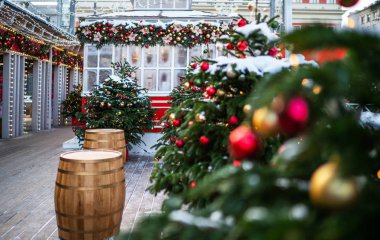 Avrupa şehir caddesinde renkli Noel süslemeleri. Kış tatillerinde sokak dekorasyonu. Açık havada süslemeleri olan Noel ağacı. Tatil kavramı.