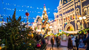 Geleneksel Noel pazarı. Kış günü açık hava fuarı. Noel ve Yeni Yıl tatili geçmişi. Klasik renk tonu.