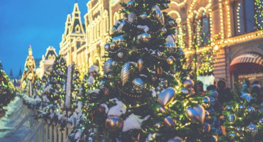 Şık garland üzerinde Noel ağaçları çam dalları ile Noel süsleri Avrupa şehri sokak, bir binanın önünde ışıklar. Şenlikli sokak dekor kış tatilleri