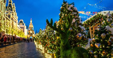 Mükemmel bir Noel havası için muhteşem renkli bir Noel ağacı. Noel ve Yeni Yıl tatilleri.
